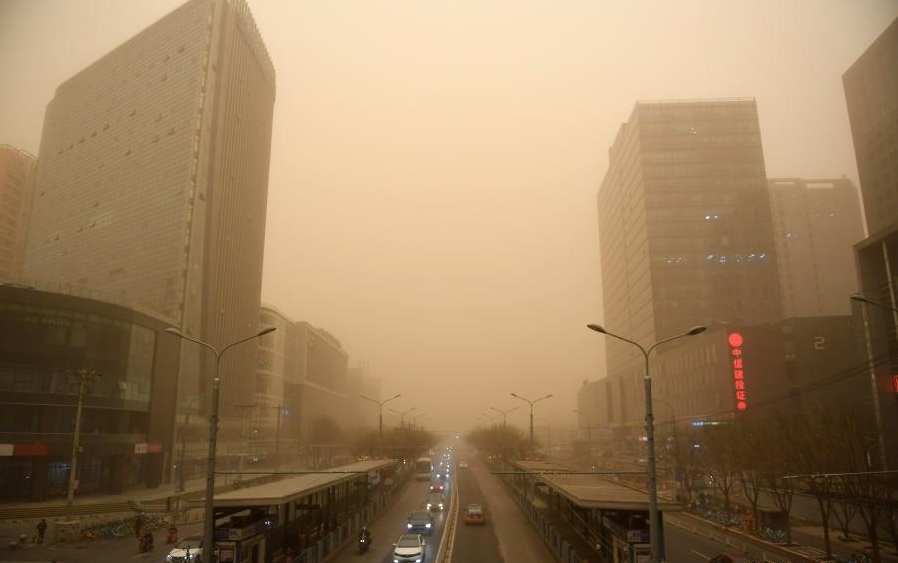 Bắc Kinh Trung Quốc đang chìm trong bão cát màu vàng cam