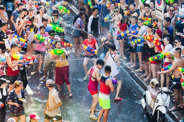 Dự lễ hội té nước nước ở thái lan mùa covid