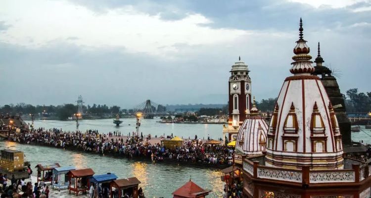 Ở Ấn Độ mọi người đổ xô tới Sông Hằng để rửa tội