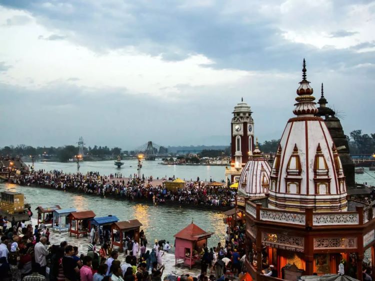 Ở Ấn Độ mọi người đổ xô tới Sông Hằng để rửa tội